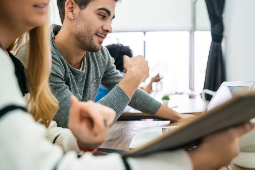 devenir chef de projet en IT, missions, compétences, formations informatiques en alternance à Paris