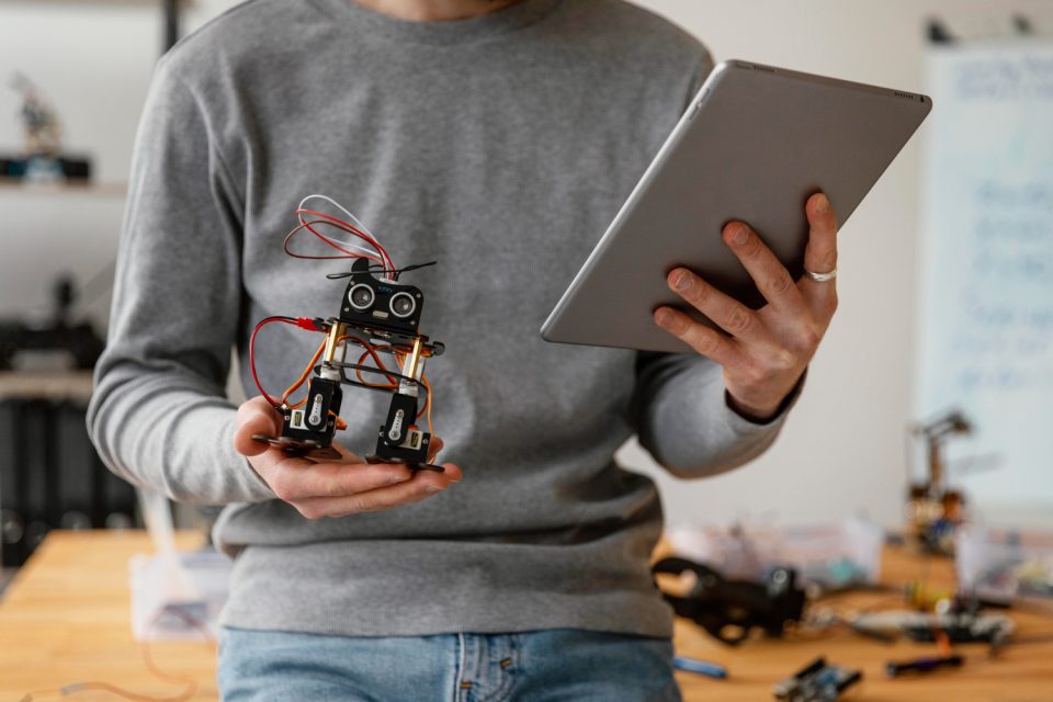 Pourquoi se former à l’architecture des objets connectés en 2025 ?
