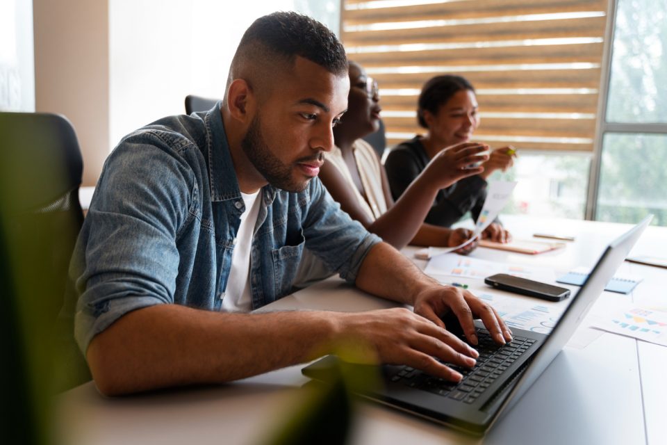 Prompt Engineer & AI Solutions Architect – Concevoir et orchestrer l&rsquo;IA en entreprise